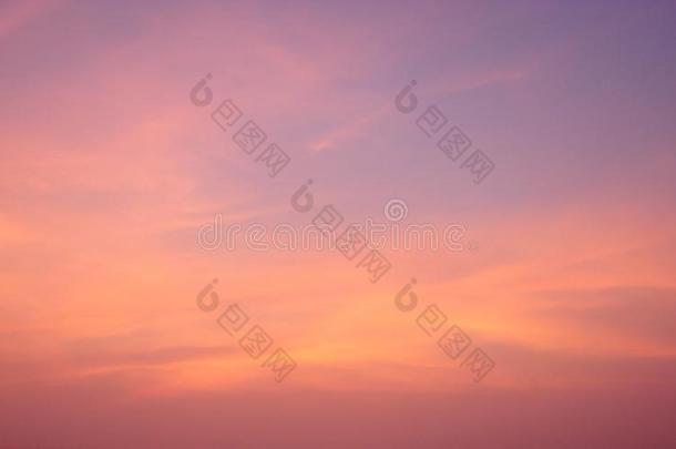 黎明时五彩缤纷的天空-抽象的背景