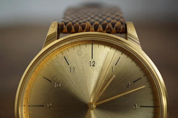 金色手表的细节，带有缩进镀金皇冠，作为时间或精确的象征