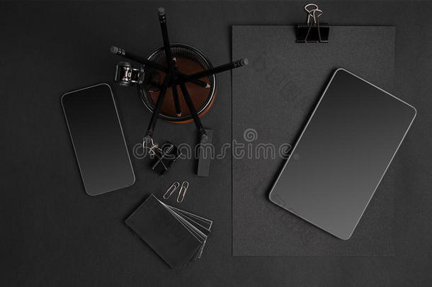 黑色品牌模型与平板电脑和智能