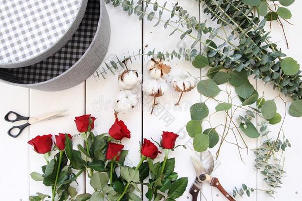 DIY花盒，玫瑰，棉花和桉树