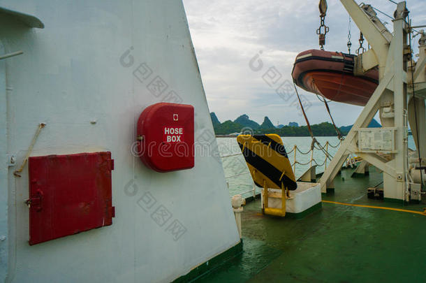 消防软管柜和救援摩托艇在渡船准备行动