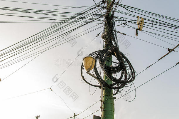电线杆和路灯在电线杆上复杂的布线