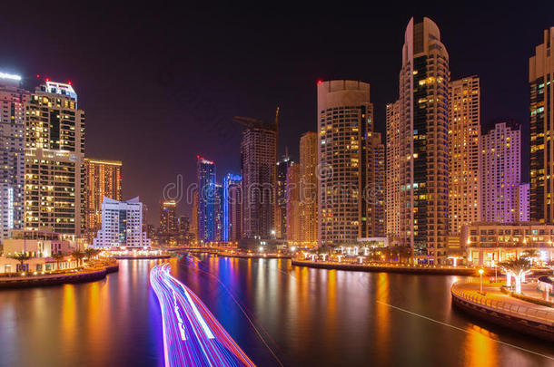 多彩的夜晚在迪拜码头，迪拜，阿联酋