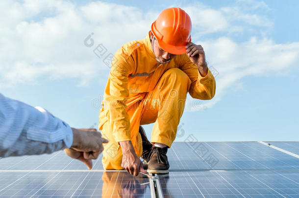 工程师检查太阳能电池板，太阳能。