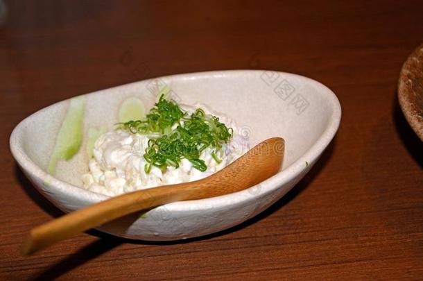 美味的日本料理，白碗上的土豆沙拉。