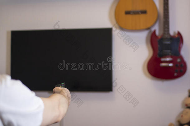 <strong>伙计</strong>，<strong>伙计</strong>，电视机上的时髦开关频道，房间设计用吉他，没有信号
