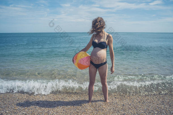 成人宝贝球沐浴海滩