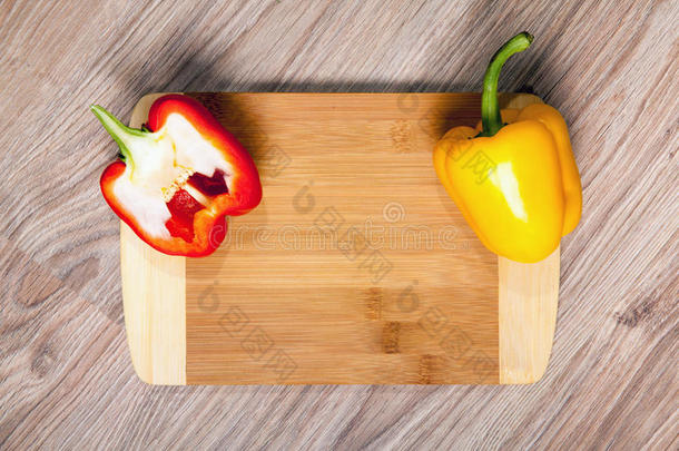 切割板与切割红辣椒在木桌背景。