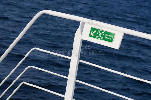 乘客`集合站`的渡船标志