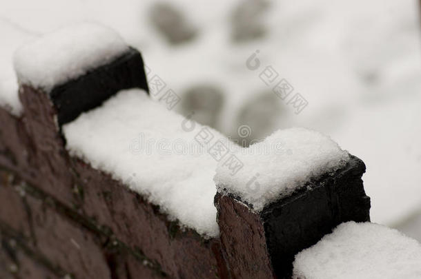 模糊了出来，墙被雪吓得畏缩了，英国曼彻斯特的冬季风暴街。