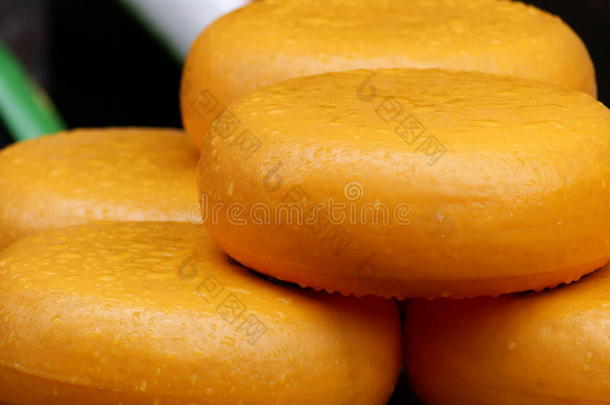 果达奶酪<strong>回合</strong>在展示和出售在安塞达姆，荷兰