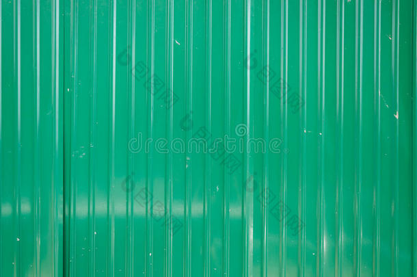 绿色金属波纹栅栏，金属板栅栏为背景