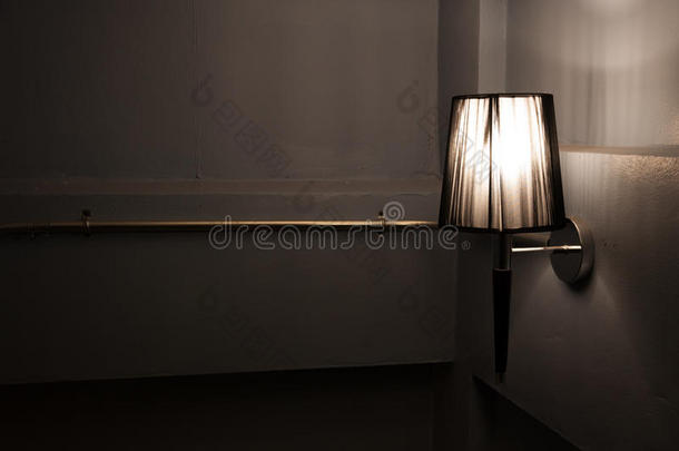墙上的一盏壁灯，墙上的一盏现代的灯