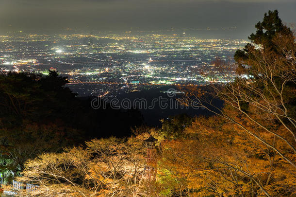 从奥亚马山到伊萨原市的秋叶和夜景