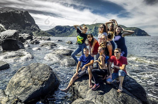 一群年轻人正在挪威各地旅行
