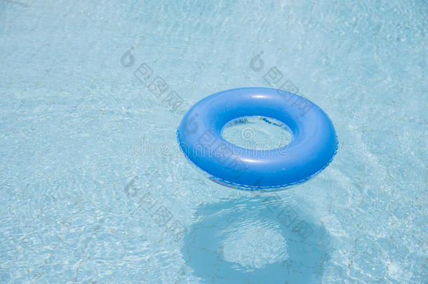 蓝色游泳圈漂浮在游泳池上隔离