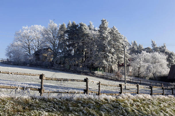 捷克共和国波希米亚<strong>童话</strong>般的雪冬乡村，蓝天