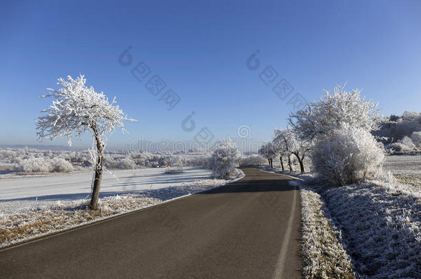 捷克共和国波希米亚<strong>童话</strong>般的雪冬乡村，蓝天