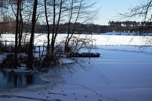 冰冻的湖。 冬季景观，湖面覆盖着冰