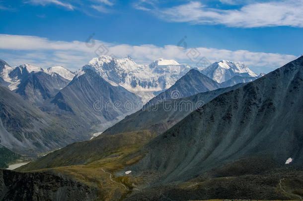 阿尔泰山。 从高地经过卡拉特雷克到山白露哈的景色