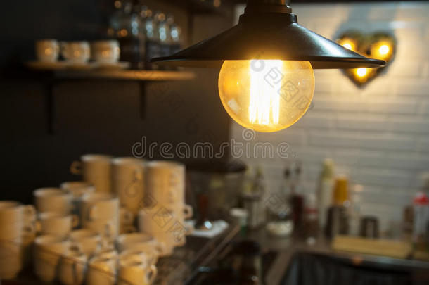 爱迪生`现代风格咖啡店的灯泡和灯。 温暖的色调照片