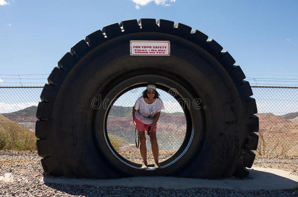 新墨西哥州一次采矿行动中的一个巨大卡车轮胎