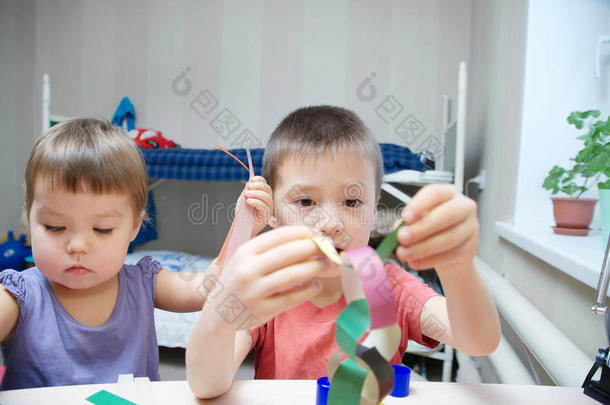 儿童发展-儿童制作彩色花环，兄弟姐妹手工艺