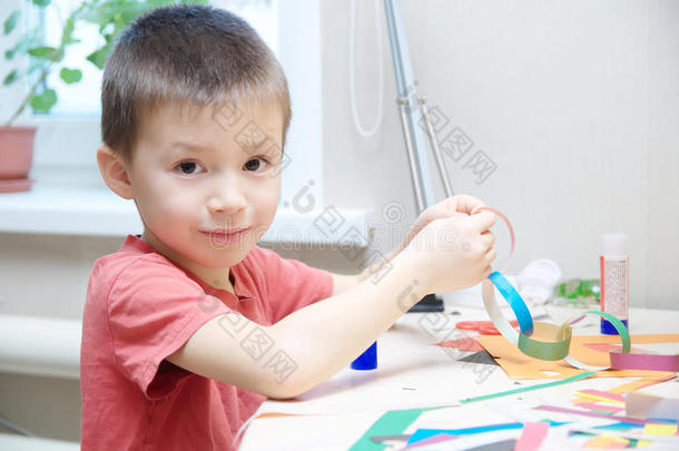 男孩肖像玩纸，儿童手工活动