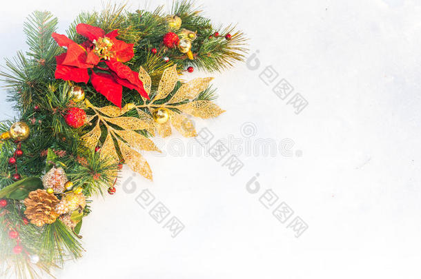 圣诞假期人造一品红松花圈与白色太空。