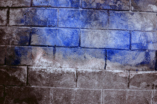 旧脏砖墙碎片与剥落石膏纹理，白色灰色，棕色，黑色，蓝色，石灰，黄色，橙色，栗色，紫色p