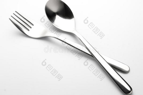 叉子和勺子放在白色上