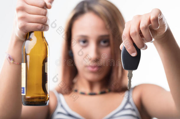 女孩要求不要喝酒和开车