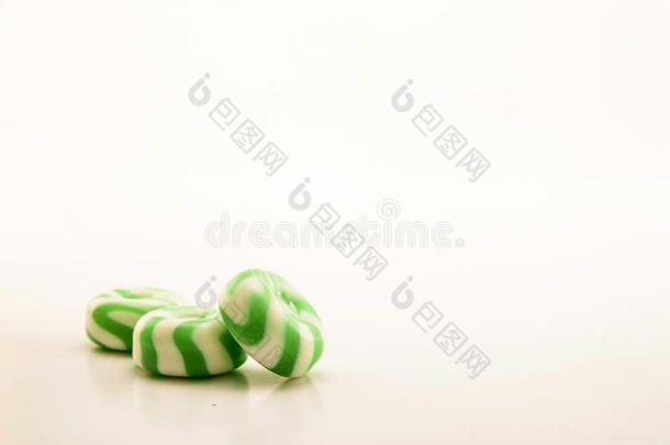 白色背景上有条纹的绿色糖果