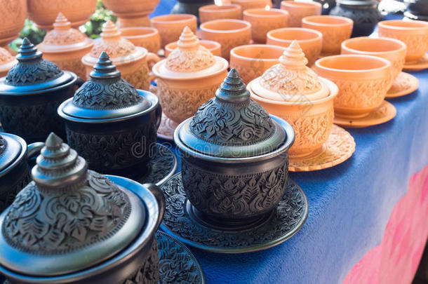 泰国市场上美丽的泰国陶器