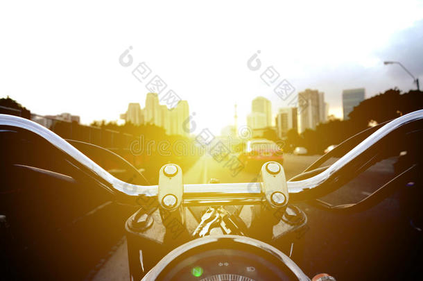 自行车骑摩托车在交通道路上在晴天