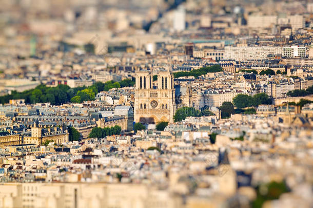 从埃菲尔铁塔顶端俯瞰风景。巴黎，法国。