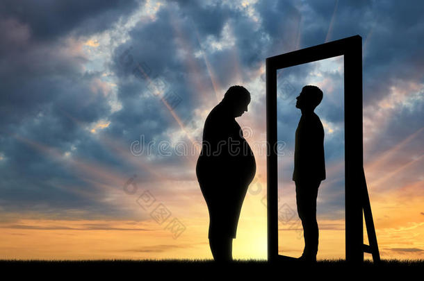 肥胖的悲伤的人和他在镜子中的倒影，一个正常的人对抗天空。