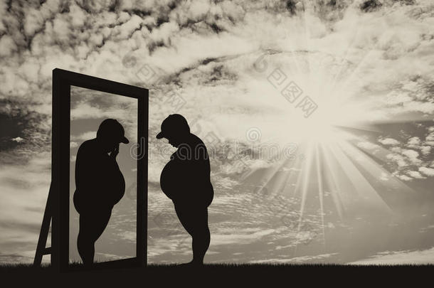胖男孩和他在一个普通男孩对着天空的镜子里的倒影