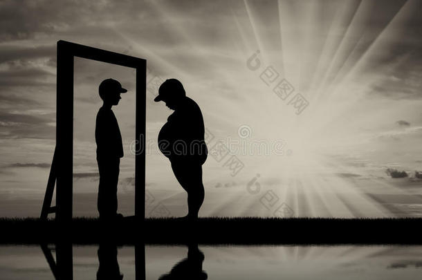 胖男孩和他在镜子中的倒影，一个正常的男孩对抗天空