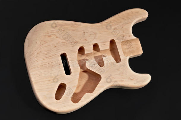 裸木或未完成的电吉他身体木材，与空白波