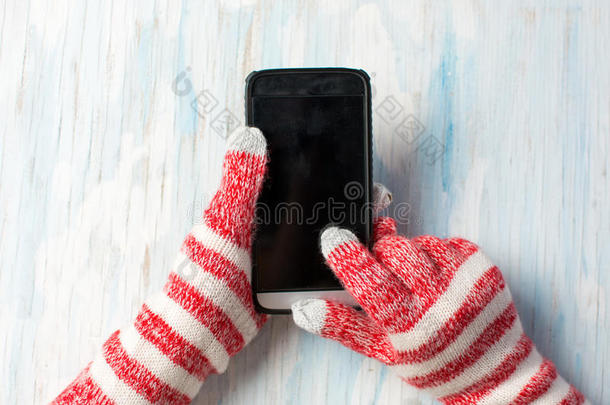 冬天手套用手机的手