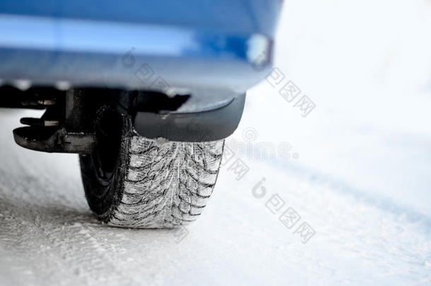 雪道冬季汽车轮胎的特写图像。 驾驶安全概念。