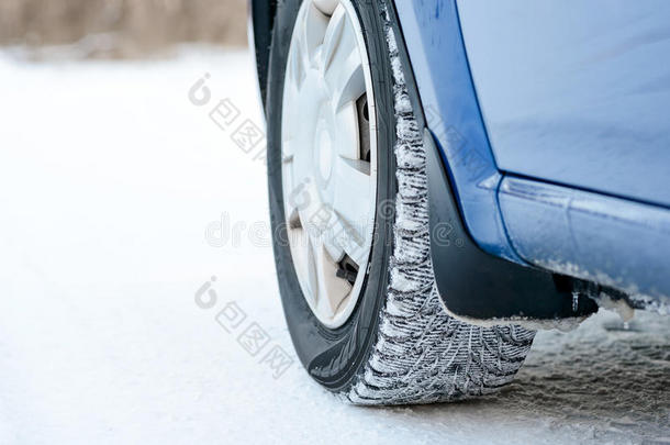 雪道冬季汽车轮胎的特写图像。 驾驶安全概念。