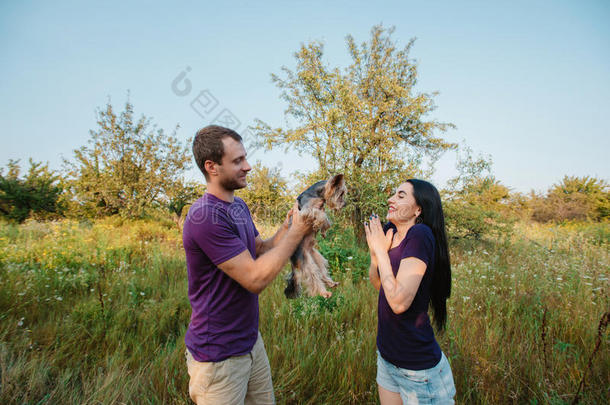 动物背景美丽的男孩夫妇