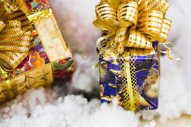 圣诞礼盒-饰有蝴蝶结的礼物