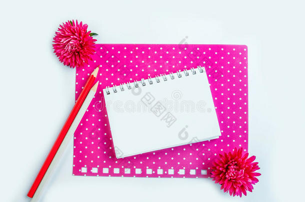 粉红色纸板纸上的空白白色螺旋记事本