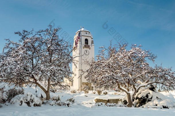 车辆段覆盖着雪和城市公园