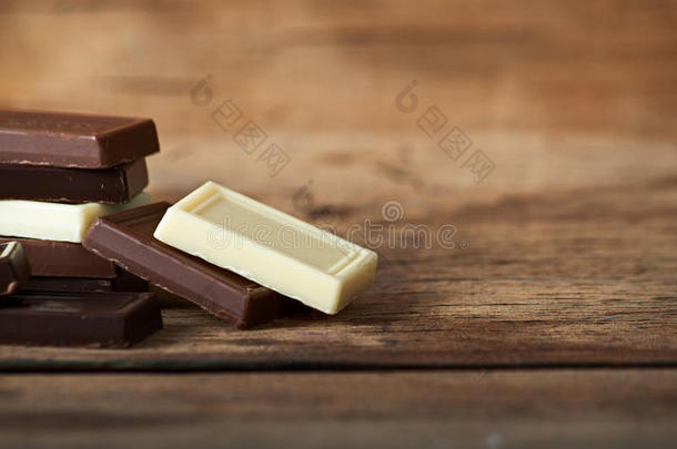 <strong>木头桌子</strong>上的巧克力糖