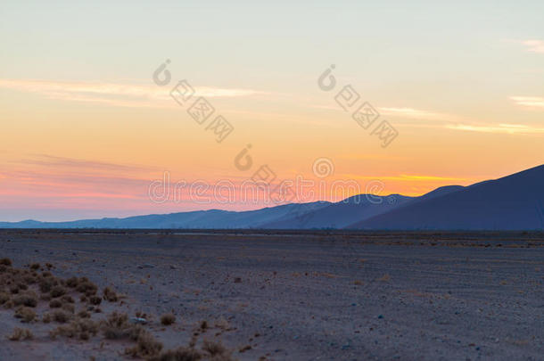 五颜六色的日落在纳米比亚沙漠，纳米比亚，非洲。 风景秀丽的沙丘背光在纳米布诺克洛夫特国家公园，斯瓦克普