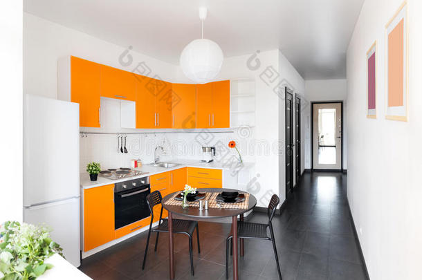 现代橙色厨房